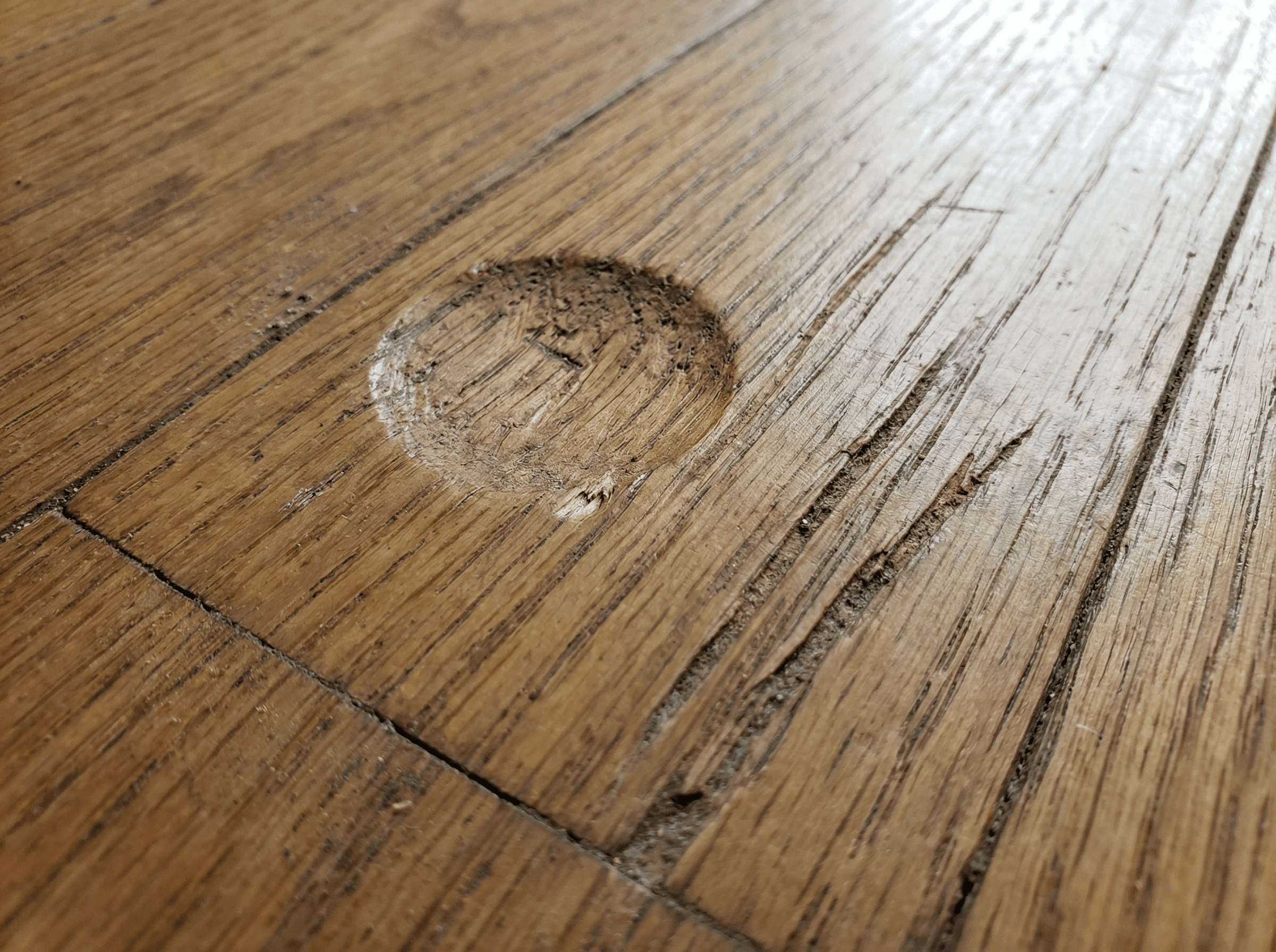 Before: フローリングにある凹み